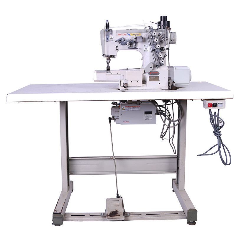 但是现有技术中的绷缝机在使用时