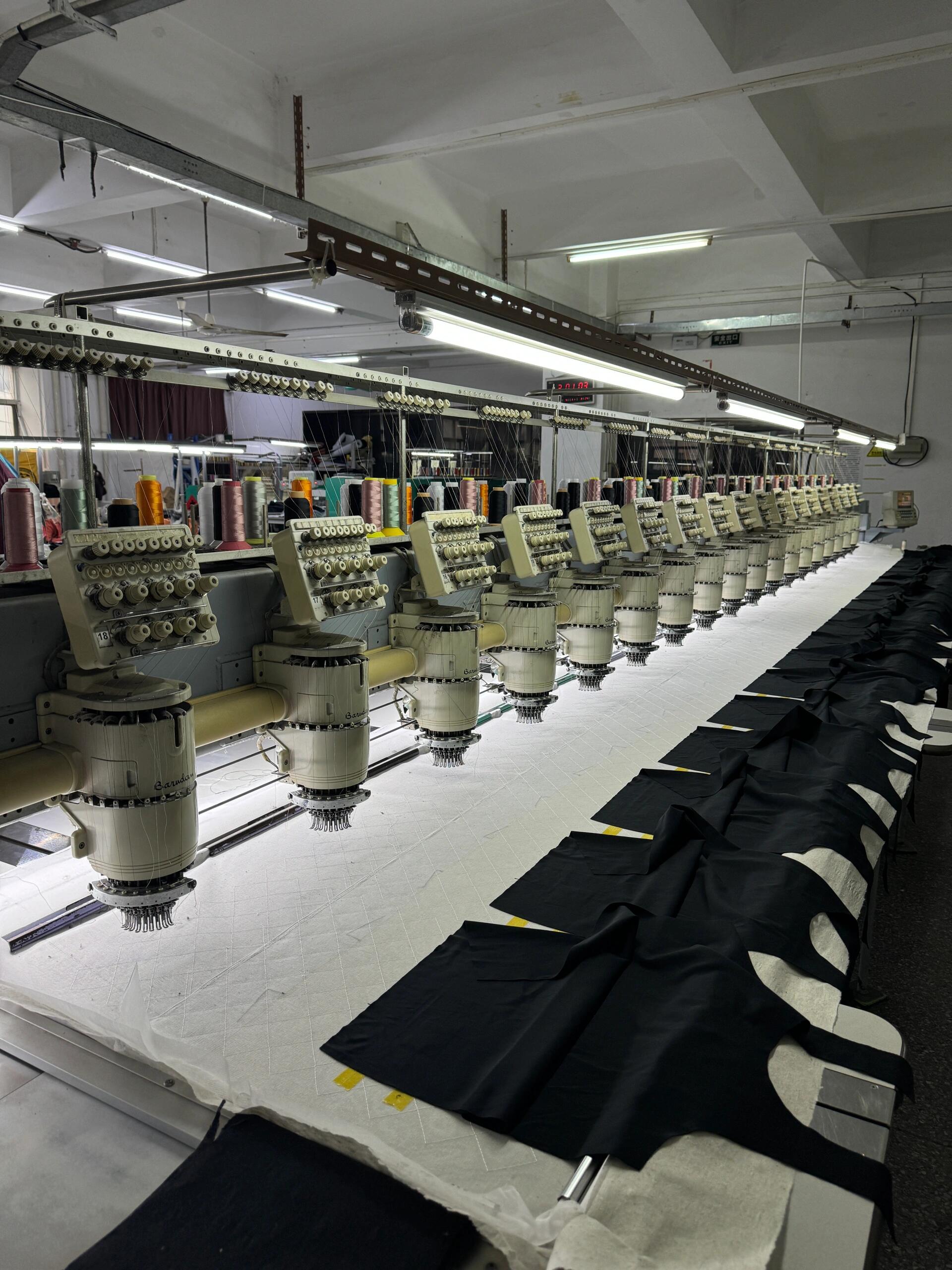 1. 纺织服装行业：绣花机广泛应用于纺织服装行业