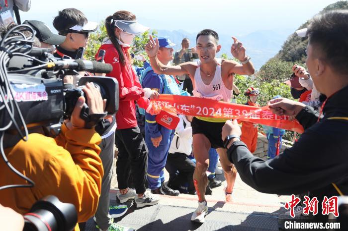 2024第38届泰山国际登山比赛在泰山脚下鸣枪开跑