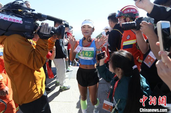 2024第38届泰山国际登山比赛在泰山脚下鸣枪开跑