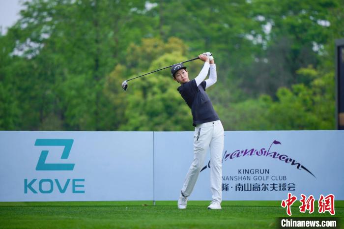 16岁许赢与17岁韩紫琳并列领跑重庆女子公开赛