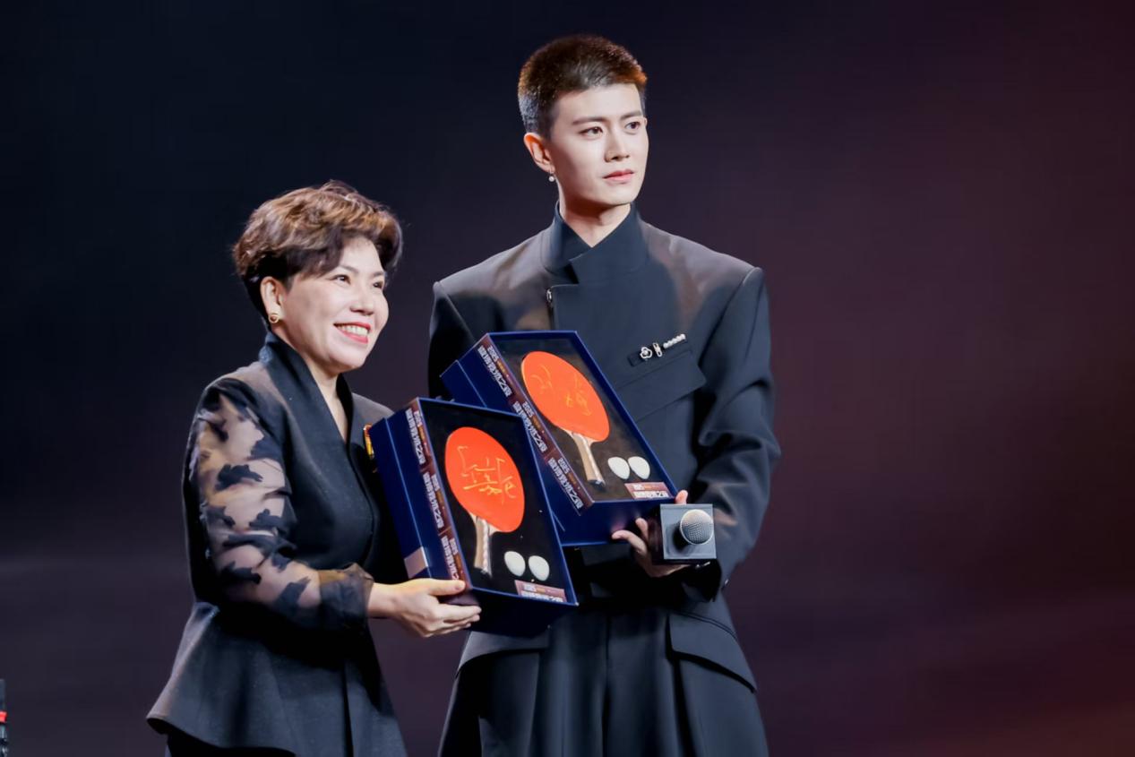 2025微博竞燃之夜圆满落幕 多领域明星共襄体育电