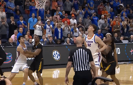 2米36中锋里乌NCAA赛惊现站扣震撼全场