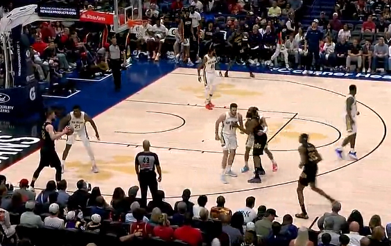 哈登遭鹈鹕双人夹击半节无得分引热议