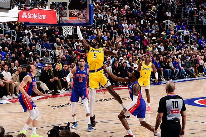 活塞力克湖人终结湖人九连胜 艾顿两双难救主