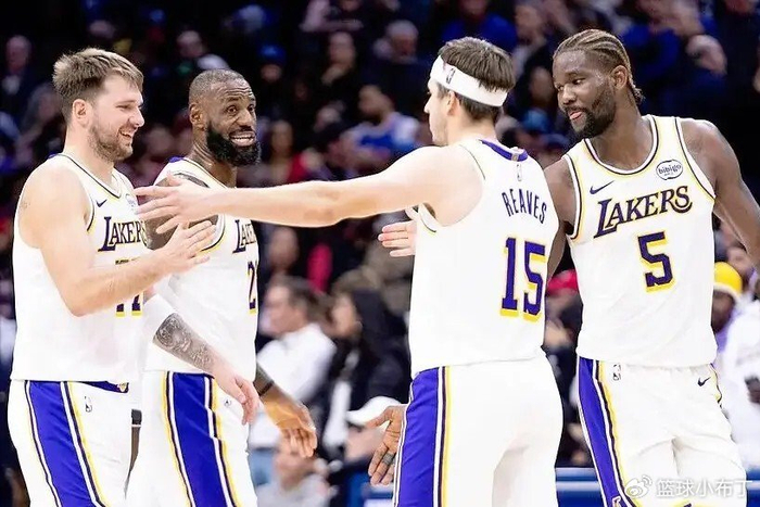 41岁詹姆斯转型无球核心 数据飙升引热议 湖人争